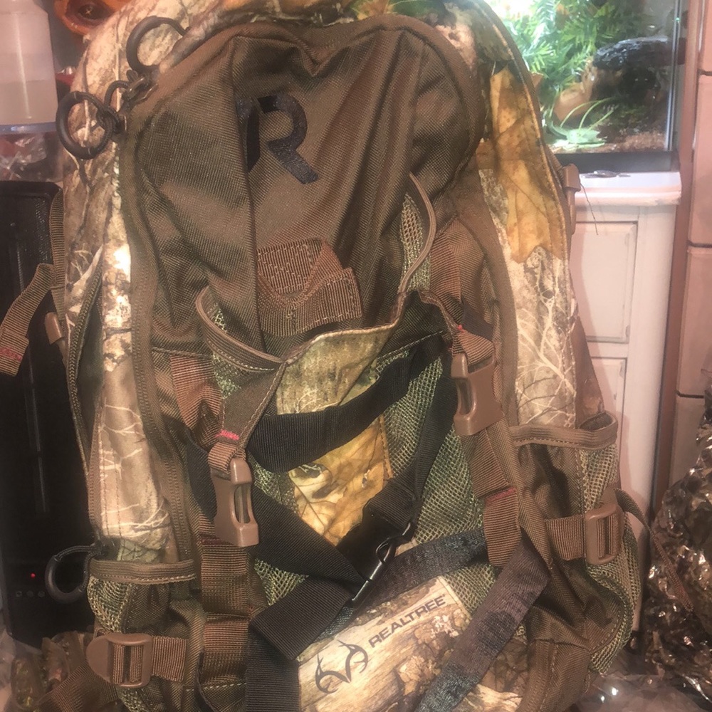 Realtree day pack perfect for camping, hiking or hunting. Lots of room NWOT.